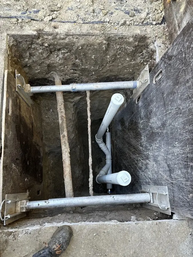 Experienced plumber completing Drain Cleaning work in Pasadena